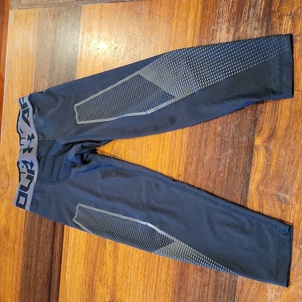 Under Armour Men's black 3/4 Heat Gear compression leggings